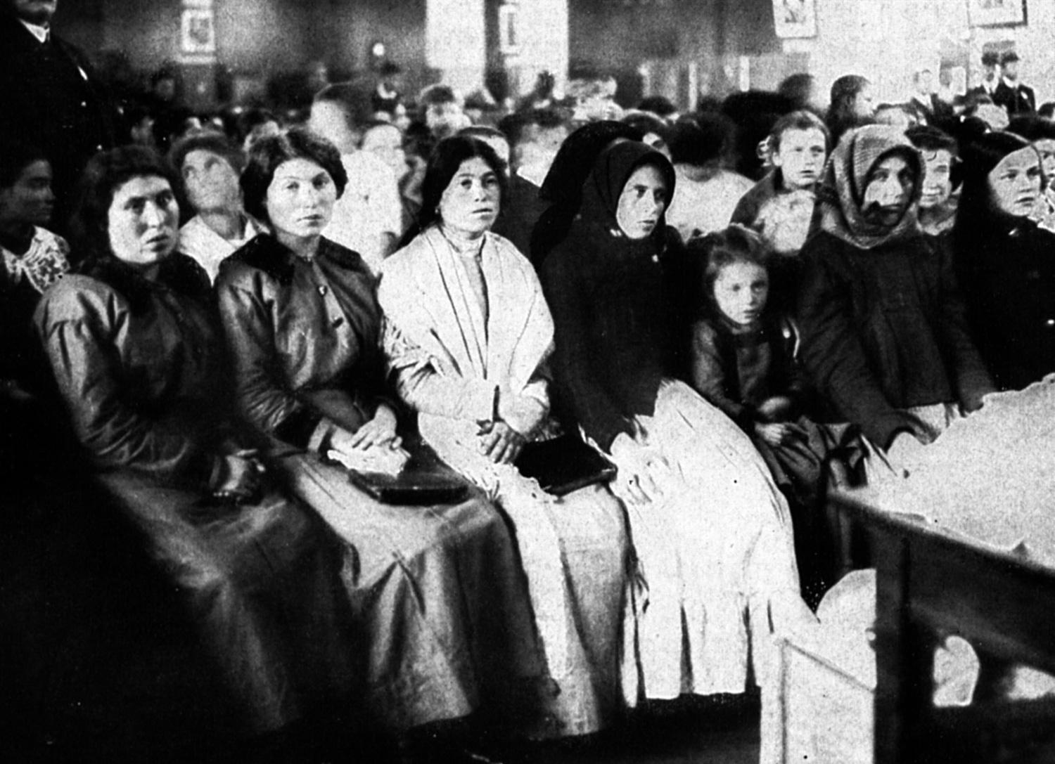Many families trace their roots through Ellis Island, www.greatamericanthings.net